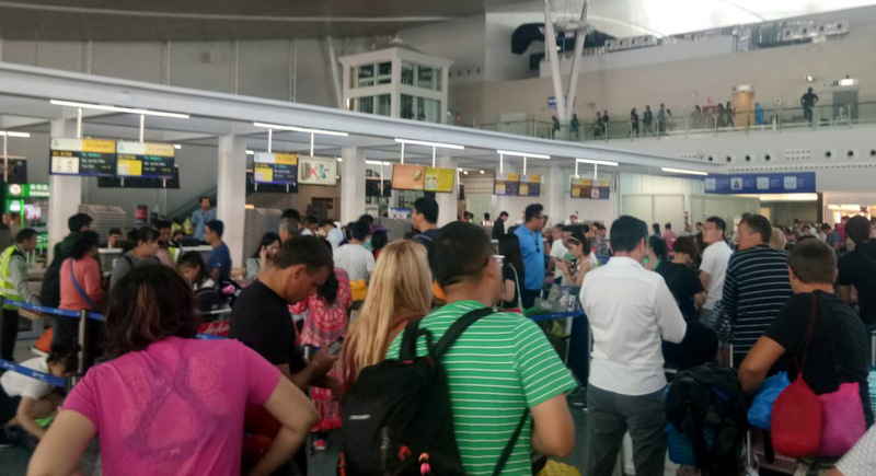 Phuket Crowded Check-in