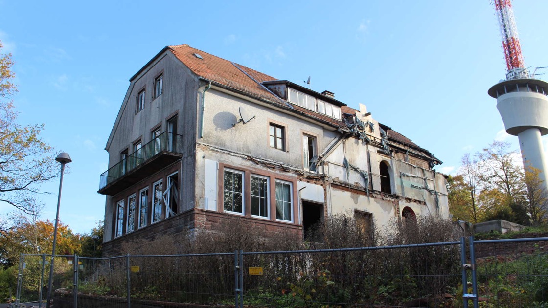 Hotel Kõnigstuhl in Disrepair
