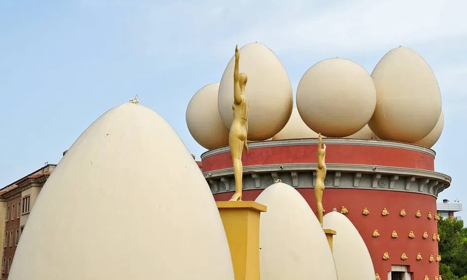 museum rooftop statues